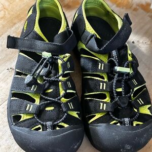 Big Kids KEEN Newport H2 Hybrid Sandal size 4